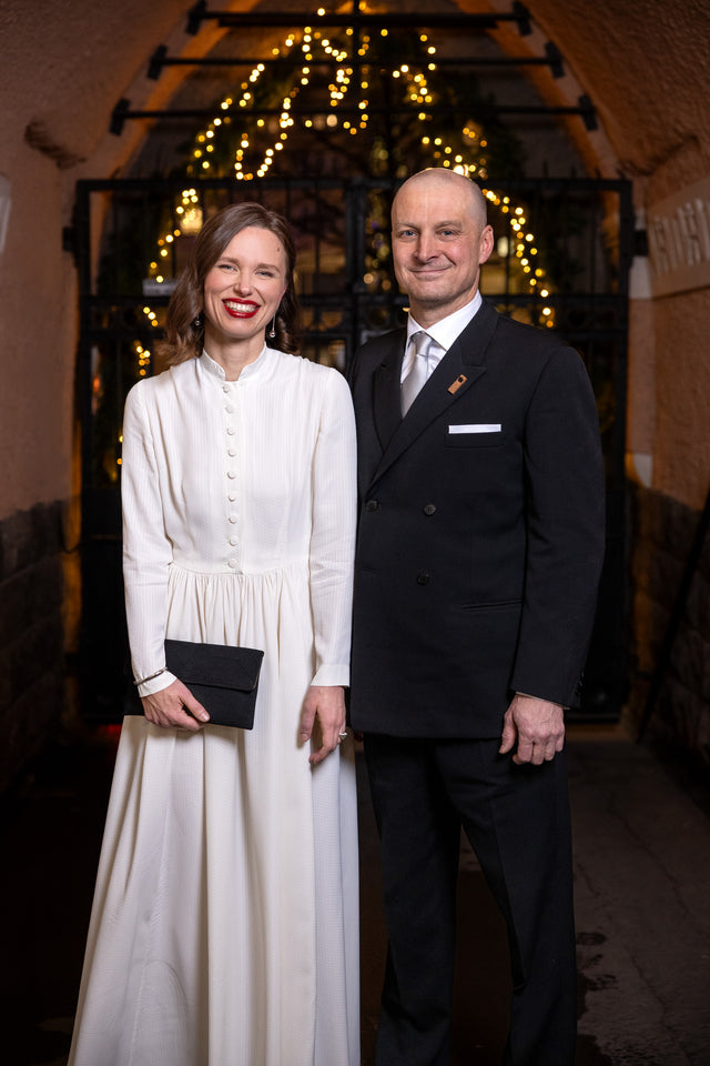 Aina-korut punaisella matolla