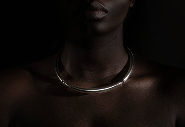 Arkimuoto Aina-koru hopeinen kaulakääty mallin kaulassa kuva: Liisa Valonen