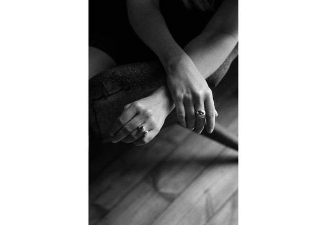 Arkimuoto Aina-koru sormus kaksi palloa hopeakoru kuva Liisa Valonen